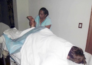 Concepción haciendo un masaje a uno de sus múltiples pacientes.